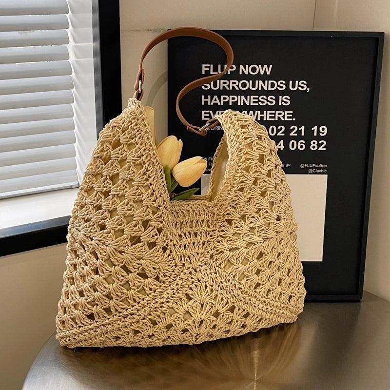 Chic and Spacious: Large Capacity Straw Crossbody Bag – Ideal for Sunny Days